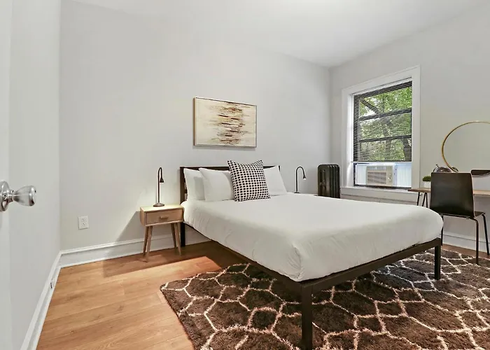 Warm & Lovely 2br Close To Dining & Shops - Touhy 1s *