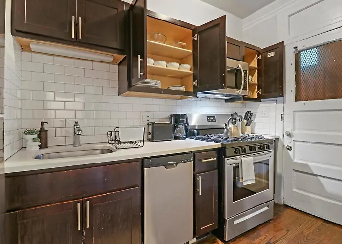 Warm & Lovely 2br Close To Dining & Shops - Touhy 1s Appartement