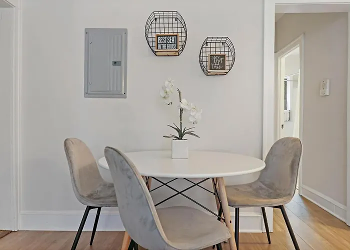 Warm & Lovely 2br Close To Dining & Shops - Touhy 1s *